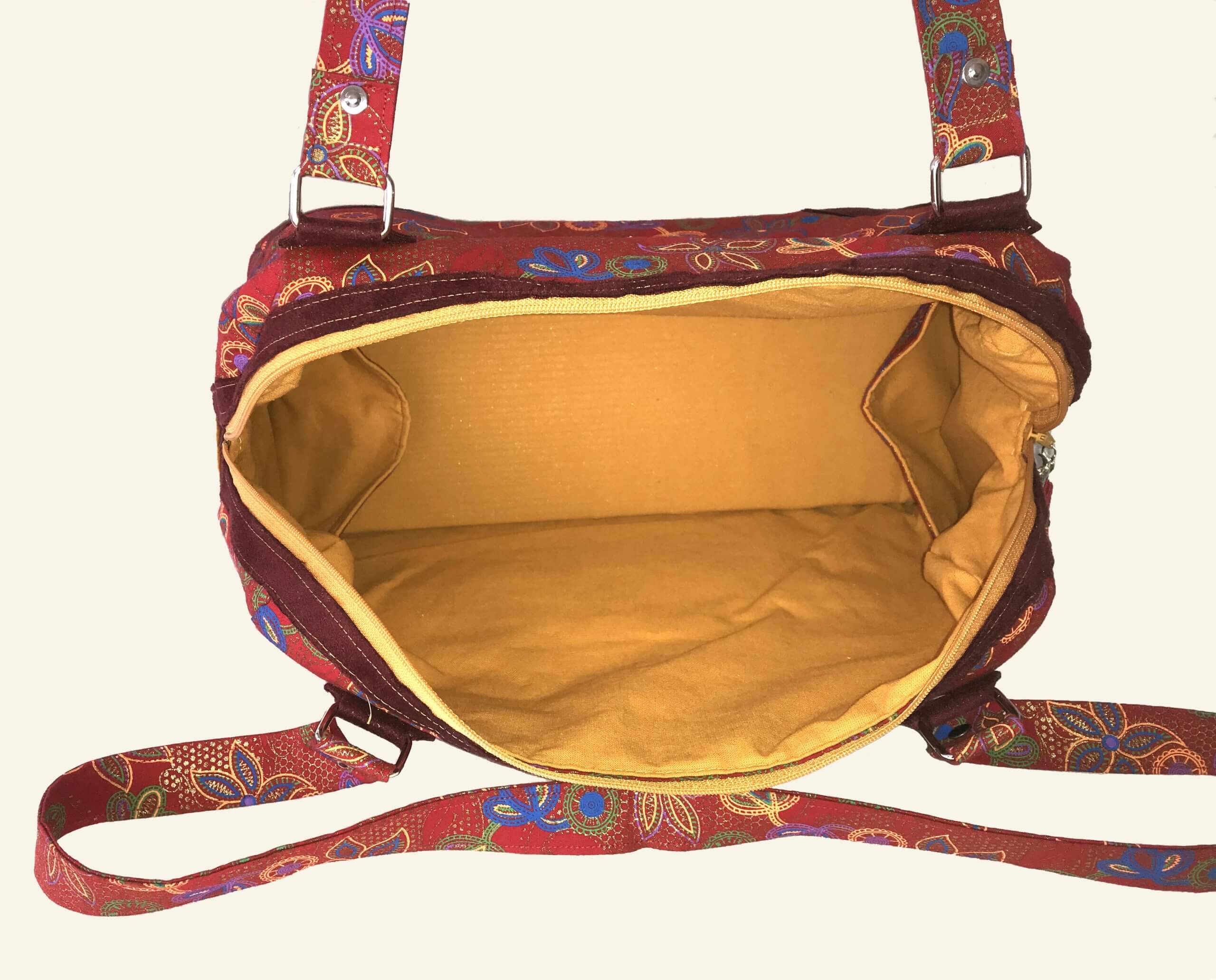 on du sac rouge à fleurs ouvert