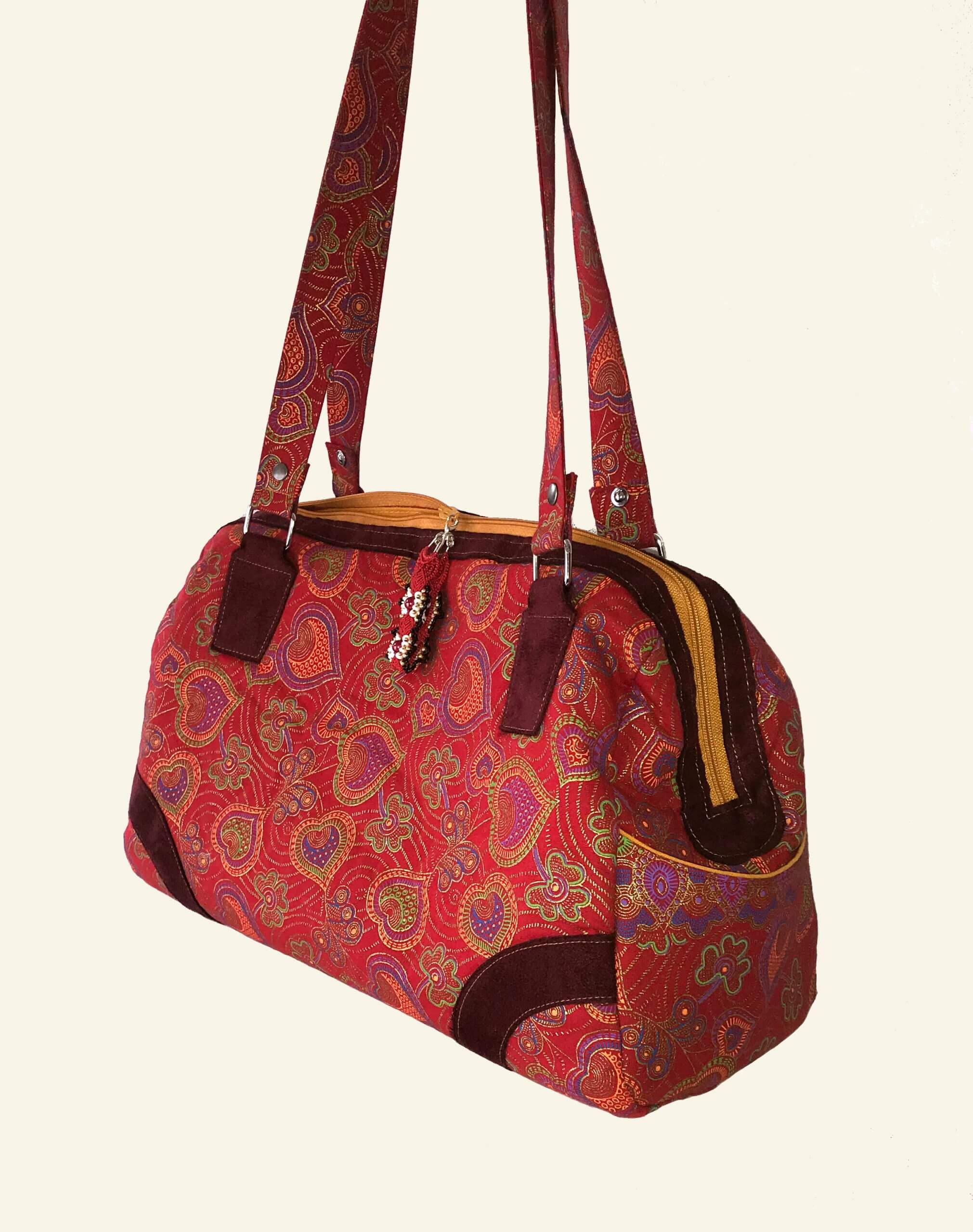 on du sac rouge coeurs vue générale de profil