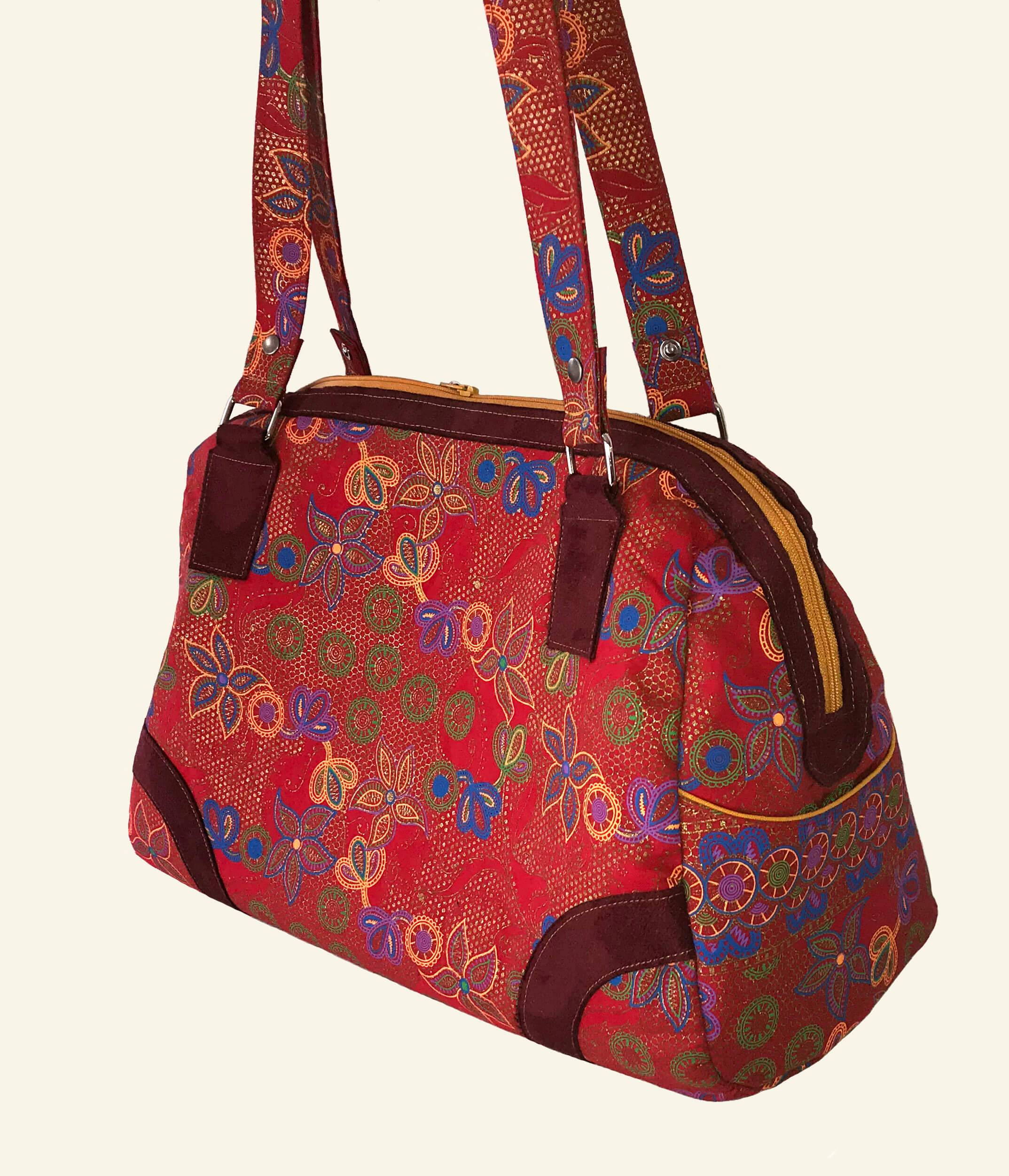 on du sac rouge à fleurs vue de profil