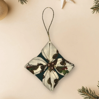 étoile écru avec décor de Noël sur fond vert foncé