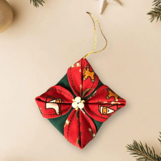 étoile rouge avec décor de Noël et fond vert foncé
